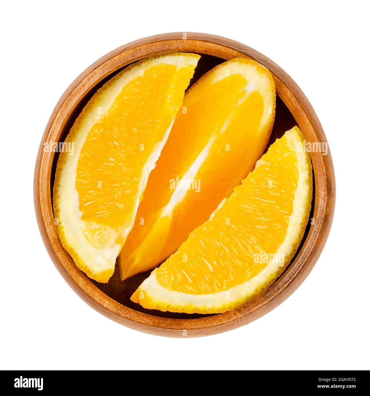 Orangefarbene Scheiben, in einer Holzschale. Frisch geschnittene Orangen, in Scheiben geschnittene reife und süße Früchte mit gelbem und saftigem Fruchtfleisch. Drei Keile. Stockfoto