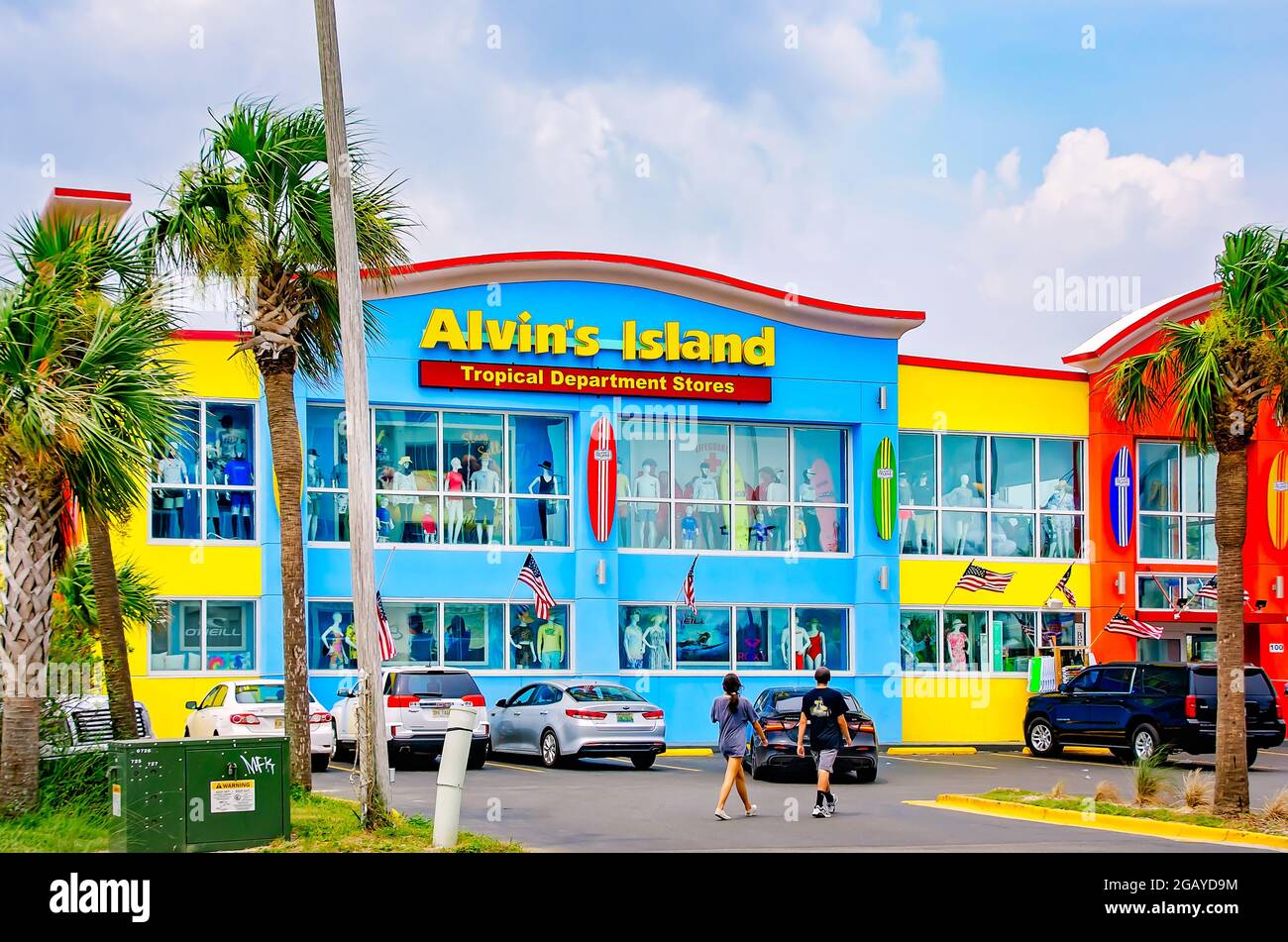 Am 31. Juli 2021, in Gulf Shores, Alabama, laufen die Leute über den Parkplatz bei Alvin's Island Surf Company und Souvenirshop. Alvin’s Island besitzt 32 st Stockfoto