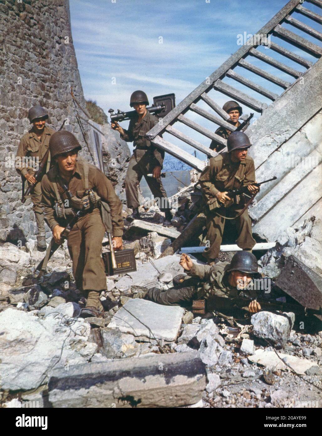 Weltkrieg zwei Zweiten Weltkrieg zweiten Weltkrieg Farbe Farbe amerikanischen Soldaten auf dem Feld der Schlacht zwischen Ruinen Stockfoto