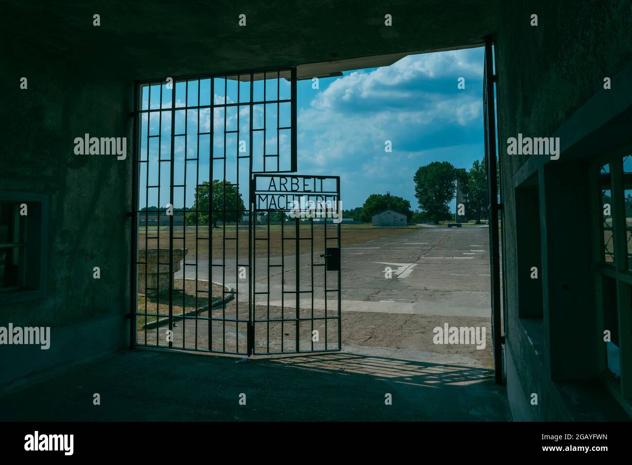 Haupteingang des Konzentrationslagers Sachsenhausen mit der zynischen Botschaft „Arbeit macht frei“ Stockfoto