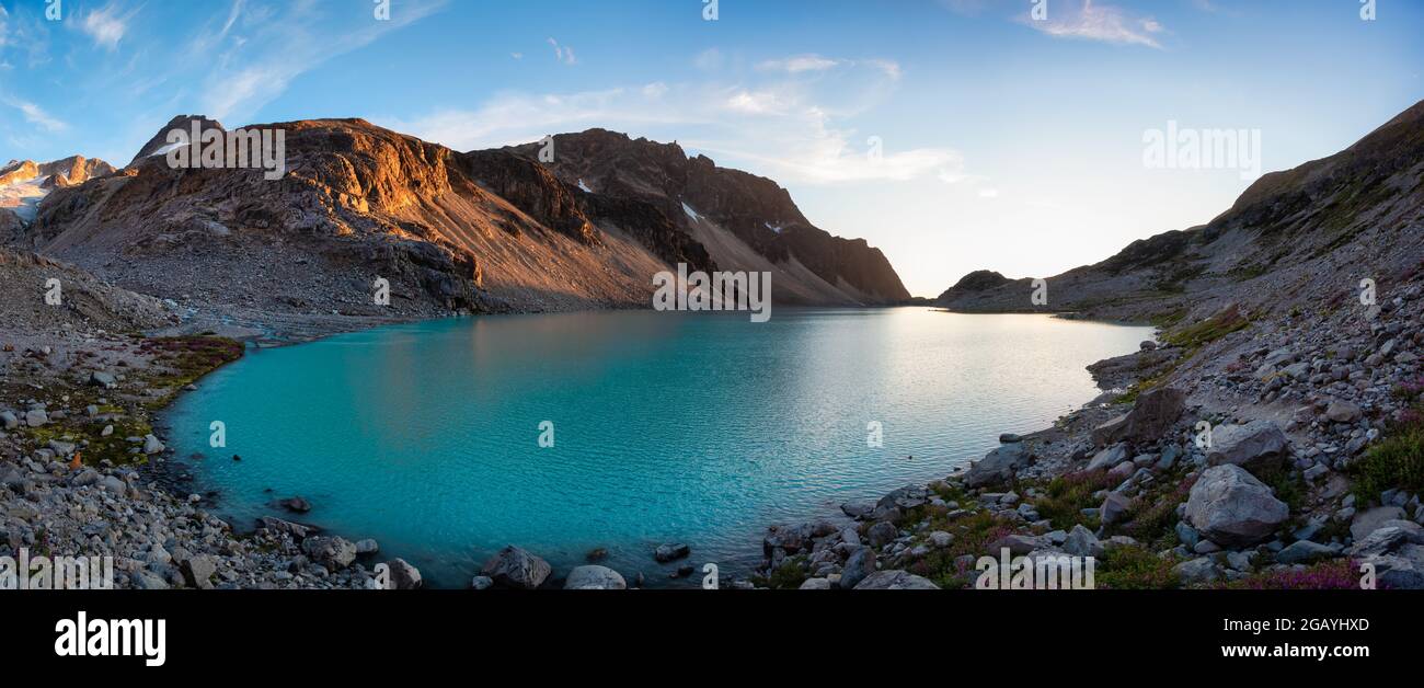 Panoramablick auf den lebhaften, farbenfrohen Glacier Lake Stockfoto
