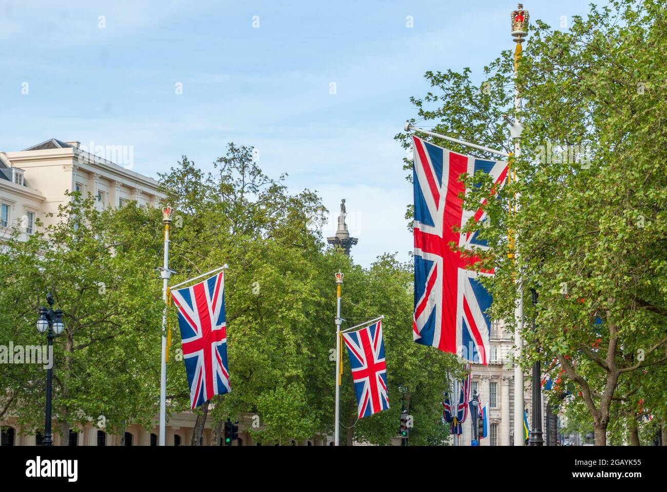 London - Großbritannien, 2015-05-10: Londen feiert den 70. Jahrestag des Endes des Zweiten Weltkriegs in Europa am VE-Tag, dem Gedenktag des Sieges in Europa. Die Mall ist mit britischen Flaggen geschmückt. Im Hintergrund erhebt sich die Statue von Admiral Horatio Nelson auf der Nelson-Säule knapp über den Bäumen. Foto archivieren. Stockfoto
