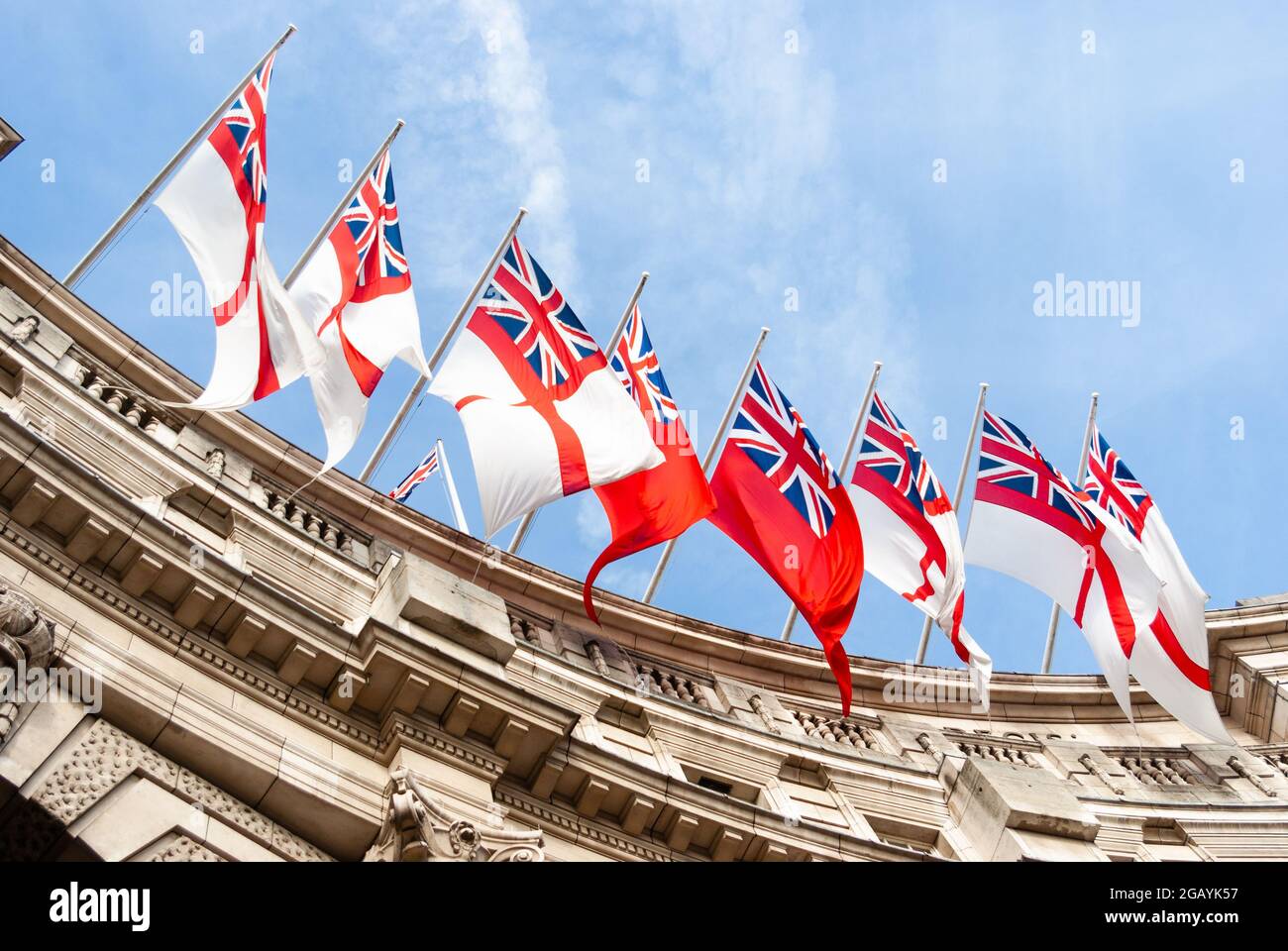 London - Großbritannien, 2015-05-10: Londen feiert den 70. Jahrestag des Endes des Zweiten Weltkriegs in Europa am VE-Tag, dem Gedenktag des Sieges in Europa. Admiralty Arch, ein Wahrzeichen-Gebäude, das Straßen- und Fußgängerzugang zwischen der Mall und dem Trafalgar Square bietet, ist mit Fahnen geschmückt. Foto archivieren. Stockfoto