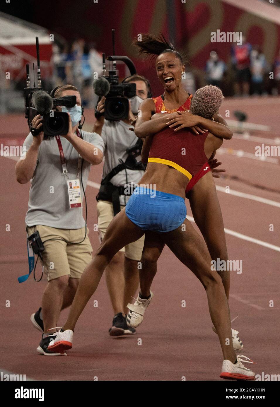 Tokio, Kanto, Japan. August 2021. Yulimar Rojas (VEN) Gold Medal Gewinnerin hebt Ana Peleteiro (ESP) Bronze Medal Gewinnerin nach ihrem letzten Sprung im Women's Triple Jump während der Olympischen Spiele in Tokio 2020 im Tokyo Olympic Stadium am Sonntag, 1. August 2021 in Tokio. Rojas stellte einen neuen Olympia- und Weltrekord auf. (Bild: © Paul Kitagaki Jr./ZUMA Press Wire) Stockfoto