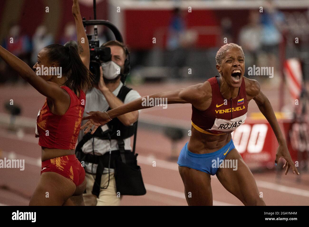 Tokio, Kanto, Japan. August 2021. Yulimar Rojas (VEN) Gold Medal Gewinnerin reagiert mit Ana Peleteiro (ESP) Bronze Medal Gewinnerin nach ihrem letzten Sprung im Women's Triple Jump während der Olympischen Spiele in Tokio 2020 im Tokyo Olympic Stadium am Sonntag, 1. August 2021 in Tokio. Rojas stellte einen neuen Olympia- und Weltrekord auf. (Bild: © Paul Kitagaki Jr./ZUMA Press Wire) Stockfoto