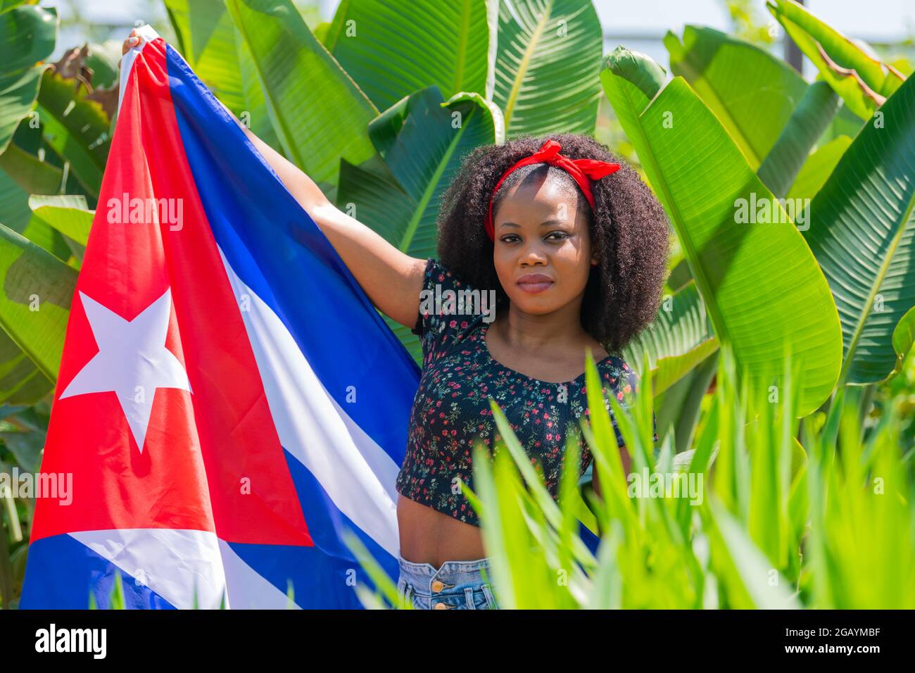 Afro-Frau mit kubanischer Flagge im Freien Stockfoto