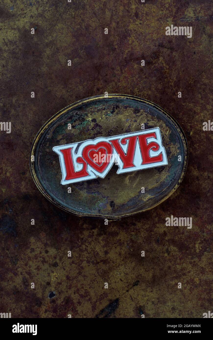 Rot-weiße emaillierte Brosche oder Abzeichen oder Anstecker, die Liebe im hippigen Stil der 1960er Jahre mit O-Form wie ein Herz beklagt Stockfoto