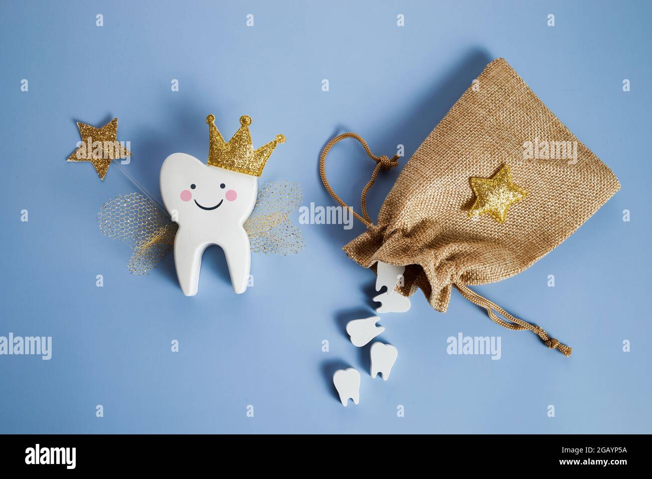 Nationaler Tag Der Zahnfee. Kinder haben eine Fee. Niedlicher Zahn mit Flügeln, einer Krone und einem Zauberstab und einer Tasche mit Zähnen. Stockfoto