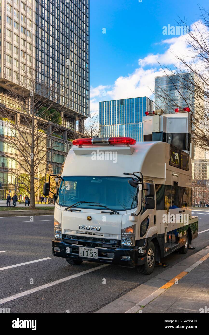 tokio, japan - 02 2021. januar: Japanisches Schild Auto von Isuzu in Transportkorps der Metropolitan Police Department auf Hydraulikheber li montiert verwendet Stockfoto