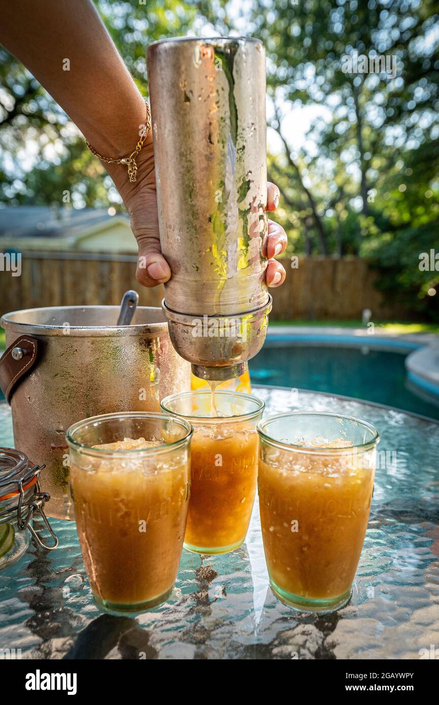 Austin, Texas, USA. 30. Juli 2021. Mai Tais am Pool. Coronavirus brachte alle draußen, um Al Frescol zu essen Kredit: Sidney Bruere/Alamy Live New Stockfoto