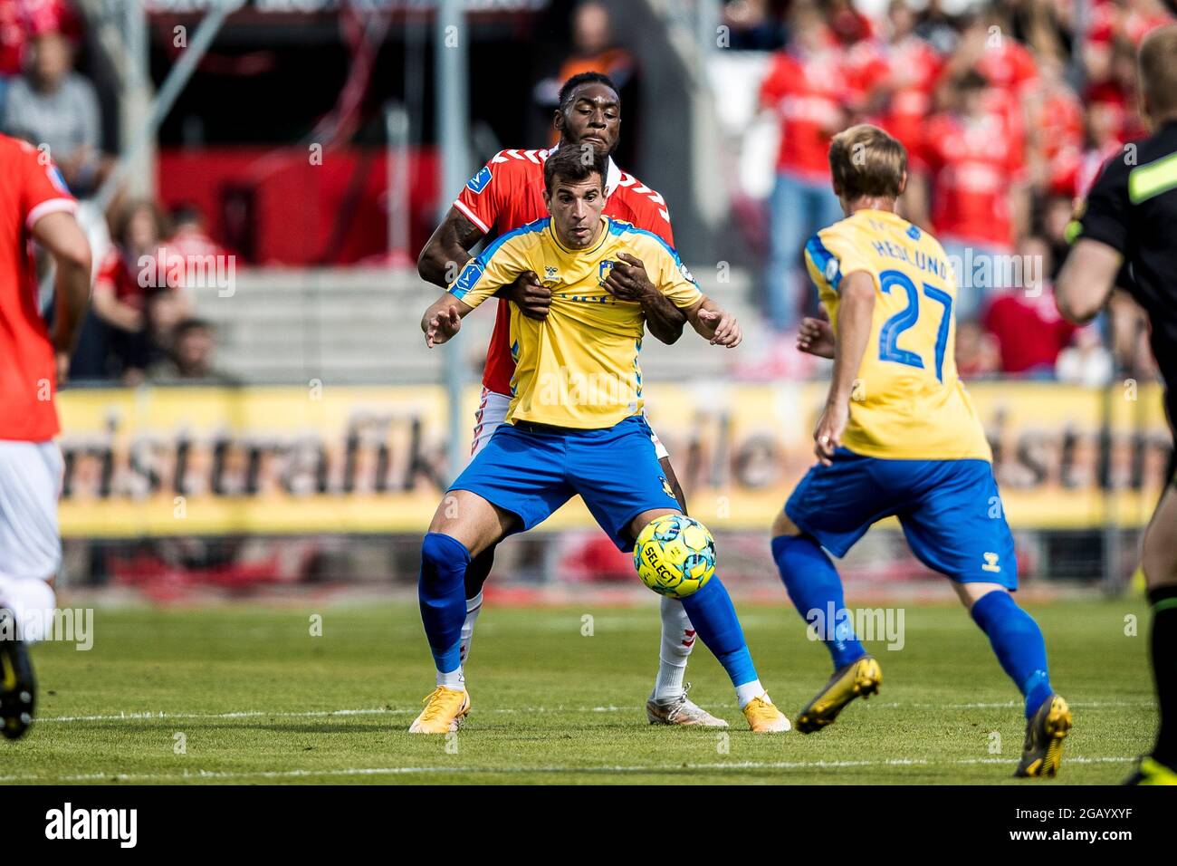 Vejle, Dänemark. August 2021. Andrija Pavlovic (9) aus Broendby IF und Jerome Opoku (4) aus Vejle, die während des 3F-Superliga-Spiels zwischen Vejle Boldklub und Broendby IF im Vejle-Stadion in Vejle gesehen wurden. (Foto: Gonzales Photo/Alamy Live News Stockfoto