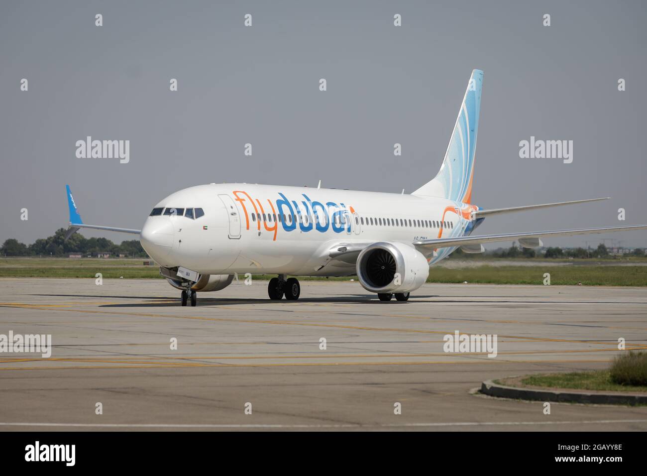 Otopeni, Rumänien - 1. August 2021: Fliegen Sie mit dem Passagierflugzeug der Dubai Commercial Airline auf dem internationalen Flughafen Henri Coanda. Stockfoto