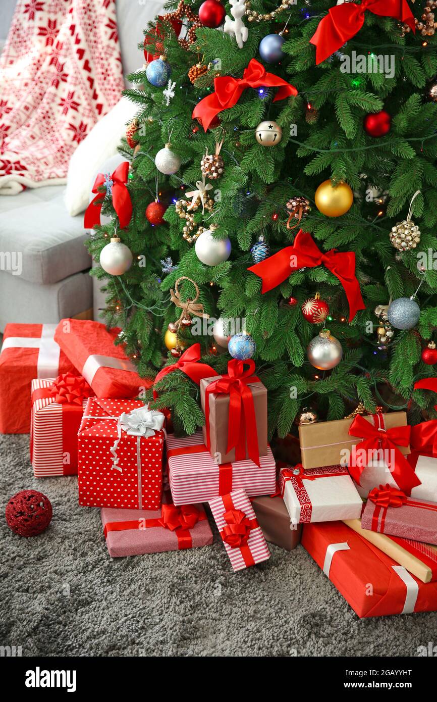 Weihnachtsgeschenke Unter Der Tanne Im Wohnzimmer Stockfotografie Alamy