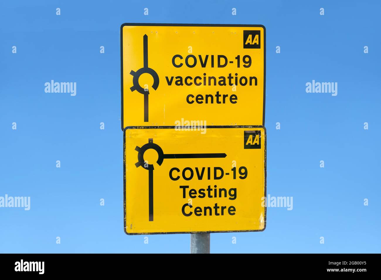 Impfungs- und Testzentrum für Covid-19 Straßenschild Stockfoto