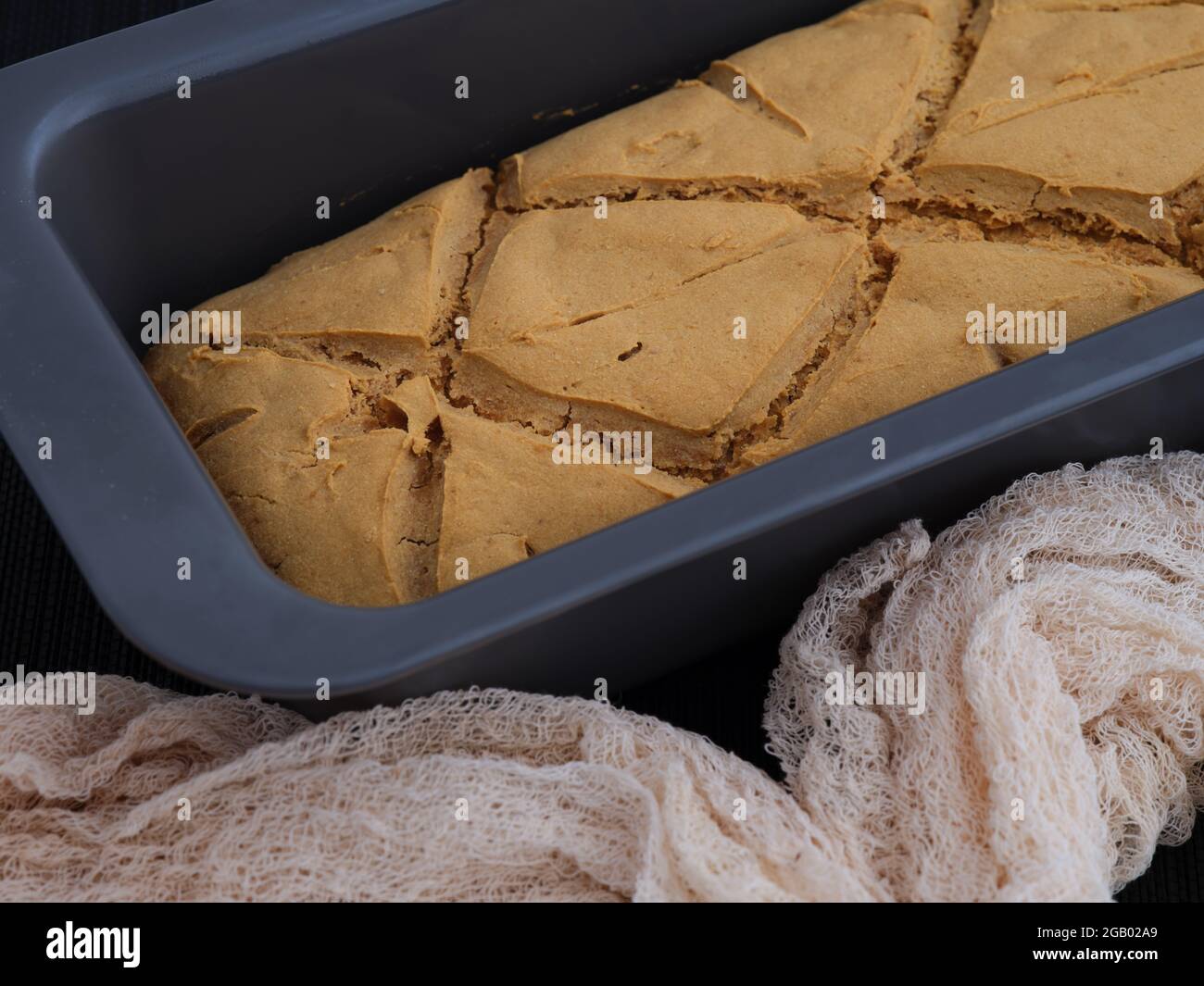 Frisch gebackenes selbstgebackenes glutenfreies Brot in einem Backblech. Stockfoto