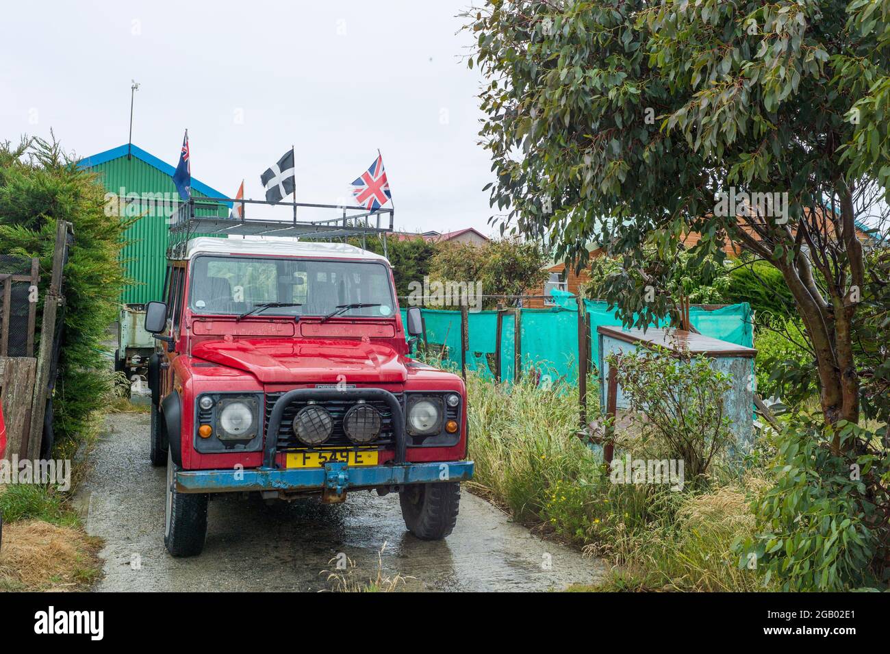 Land Rover Defender Port Stanley Falkland Islands mit verschiedenen britischen und Inselflaggen Stockfoto