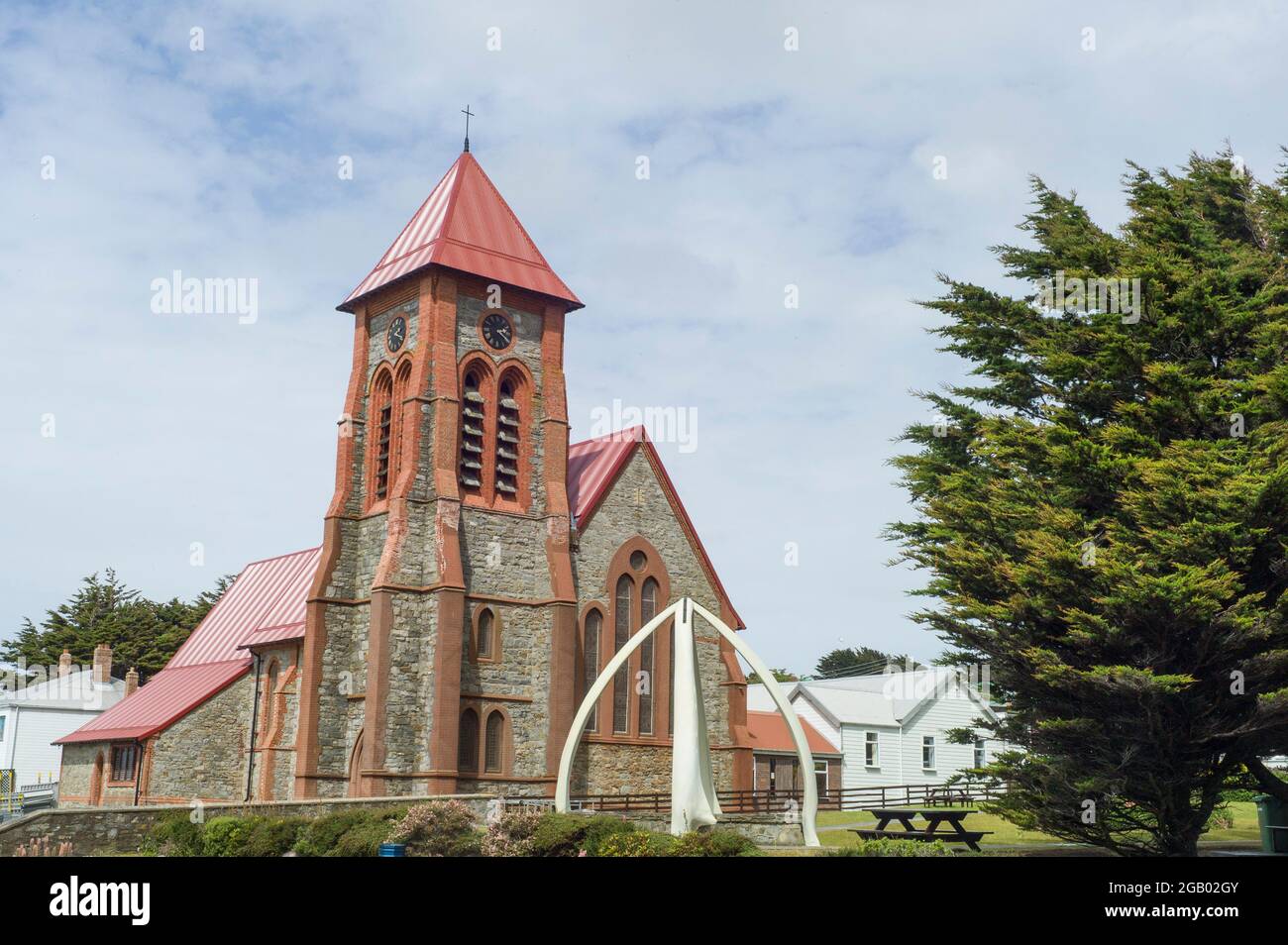 Christ Church Cathedral, Port Stanley, Falkland Islands mit blauen Wal-Knochenbögen Stockfoto