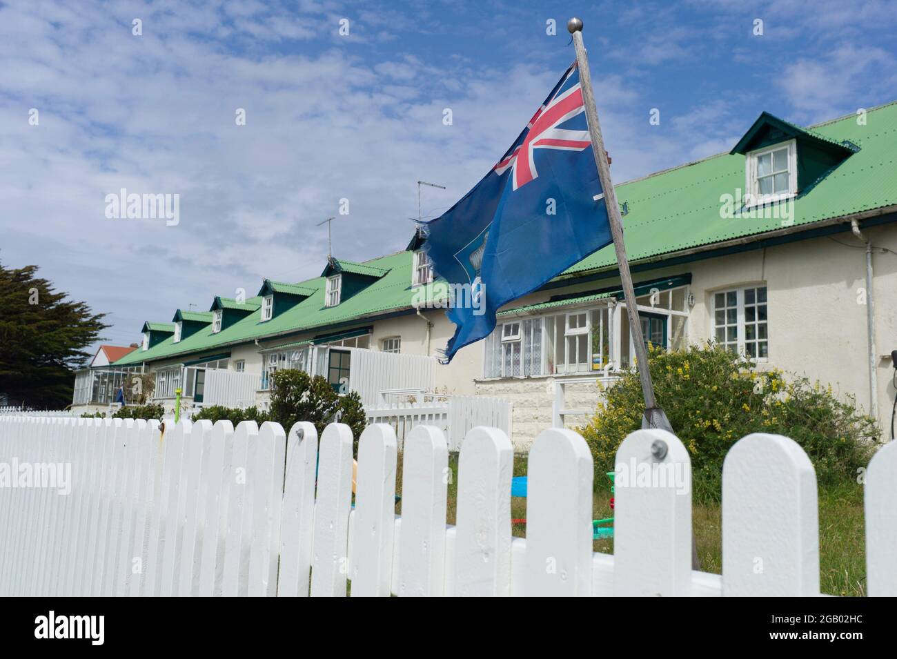 Häuser auf der Hauptstraße von Port stanley mit der Flagge der falkland-Insel Stockfoto