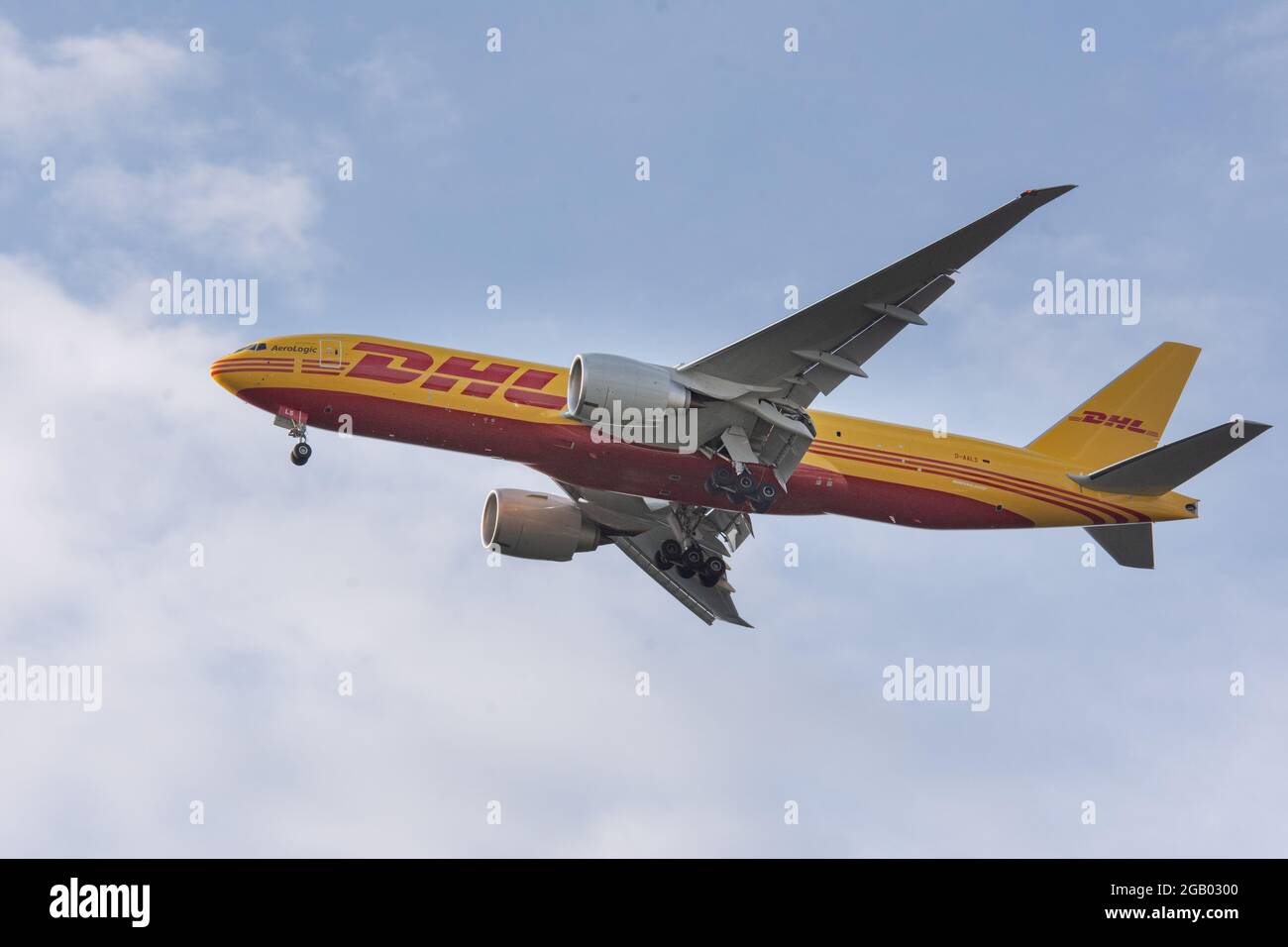 Flugzeug - DHL Stockfoto