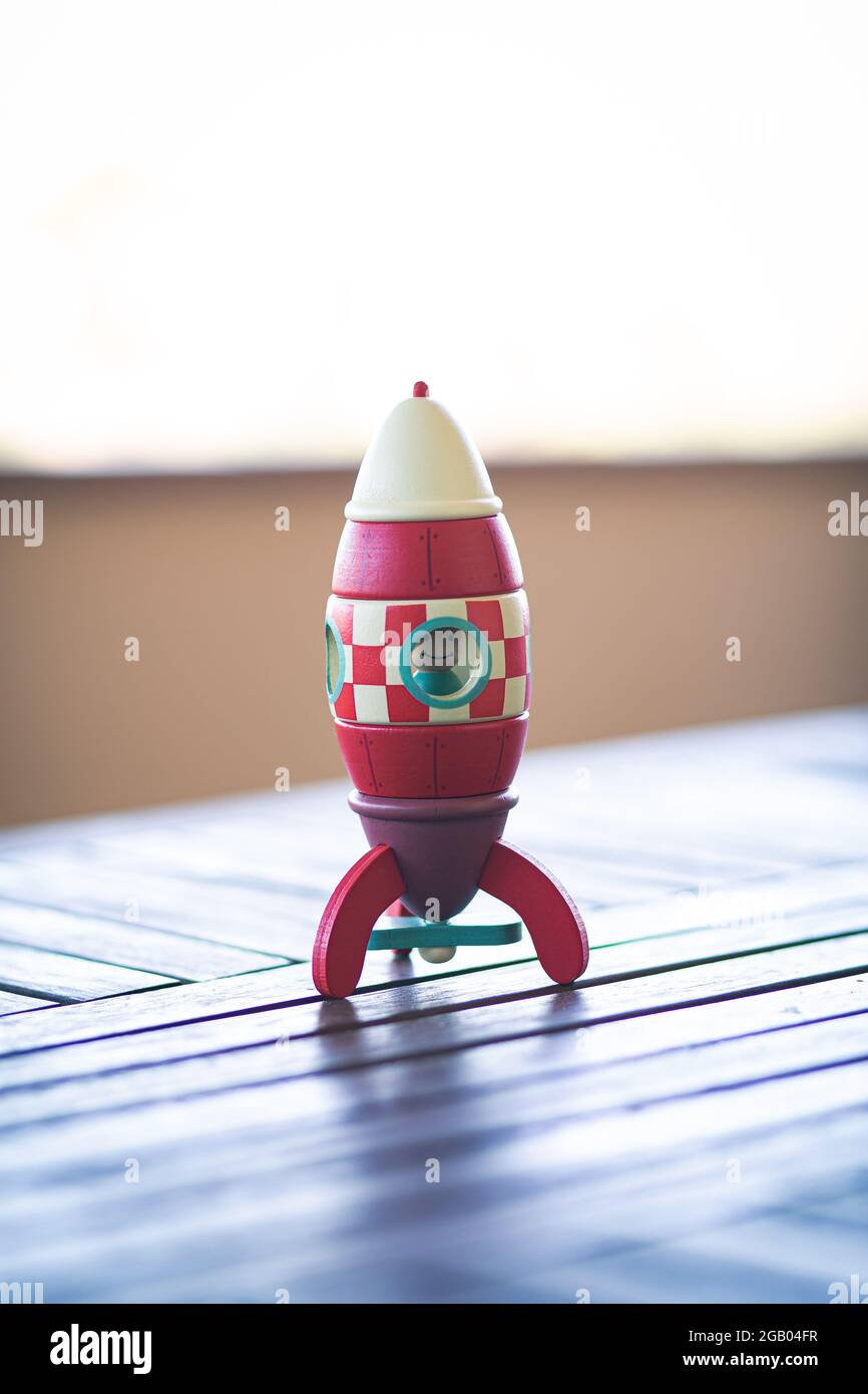 Rotes Spielzeug Vintage-Raketenspielzeug aus Holz auf einem Holztisch Stockfoto