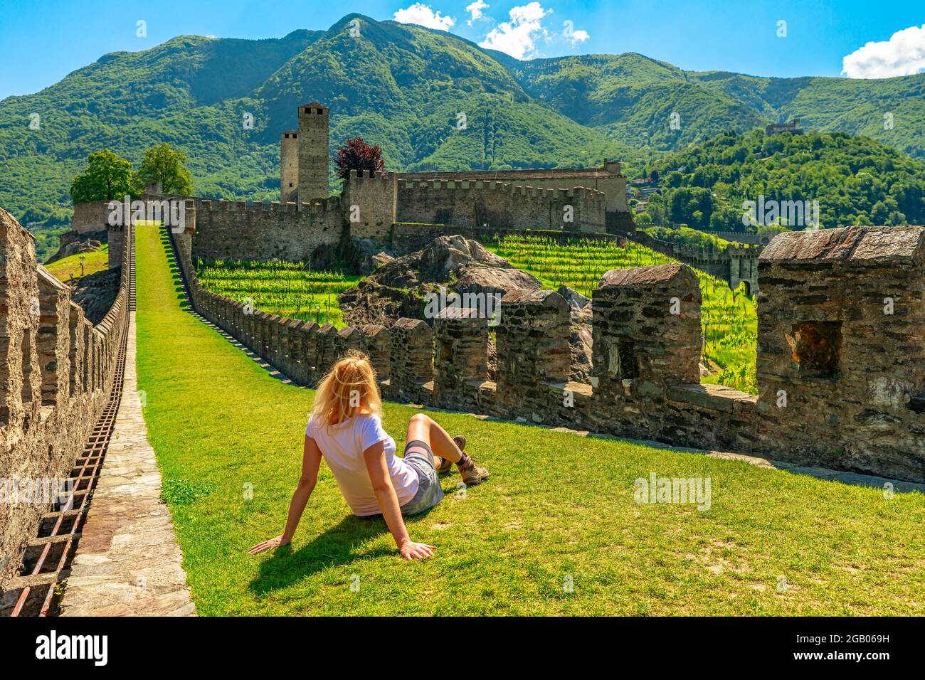 Frau auf der Spitze von Bellinzona, der historischen Stadt in der Schweiz. Mauern des Schlosses Montebello in Bellinzona, Hauptstadt des Kantons Tessin Stockfoto