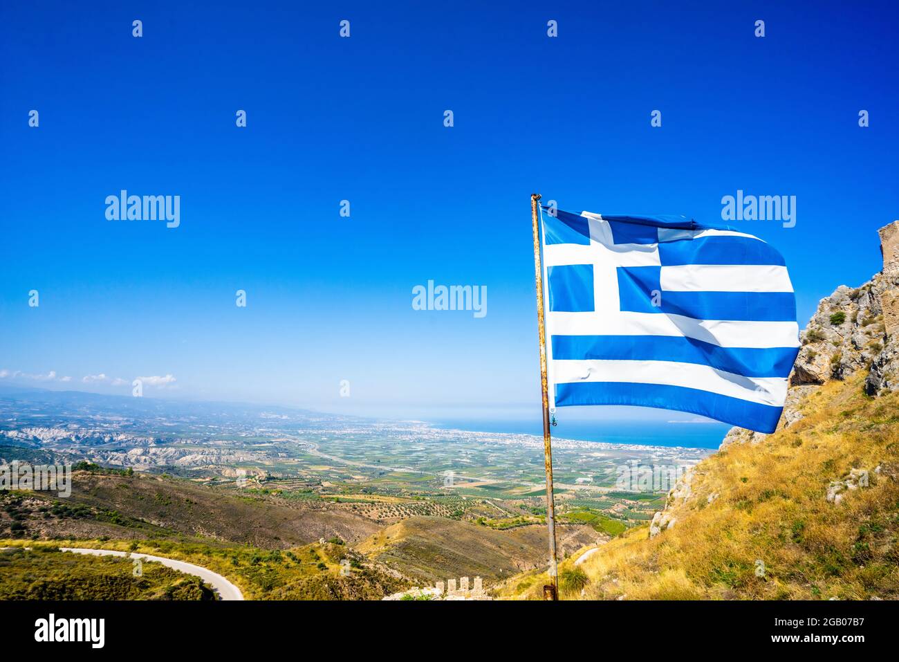 Griechische Flagge auf der alten Festung von Acrocorinth - Griechenland Stockfoto