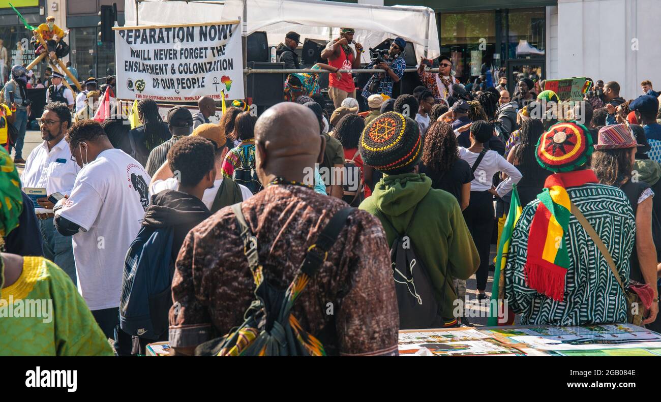 London, England, Großbritannien 1. August 2021 EINE Koalition von Demonstranten blockiert die Brixton Road hinter den Transparenten der Rebellion und der Rebellion des Aussterbens am Afriikan Emancipation Day. Kredit: Denise Laura Baker/Alamy Live Nachrichten Stockfoto