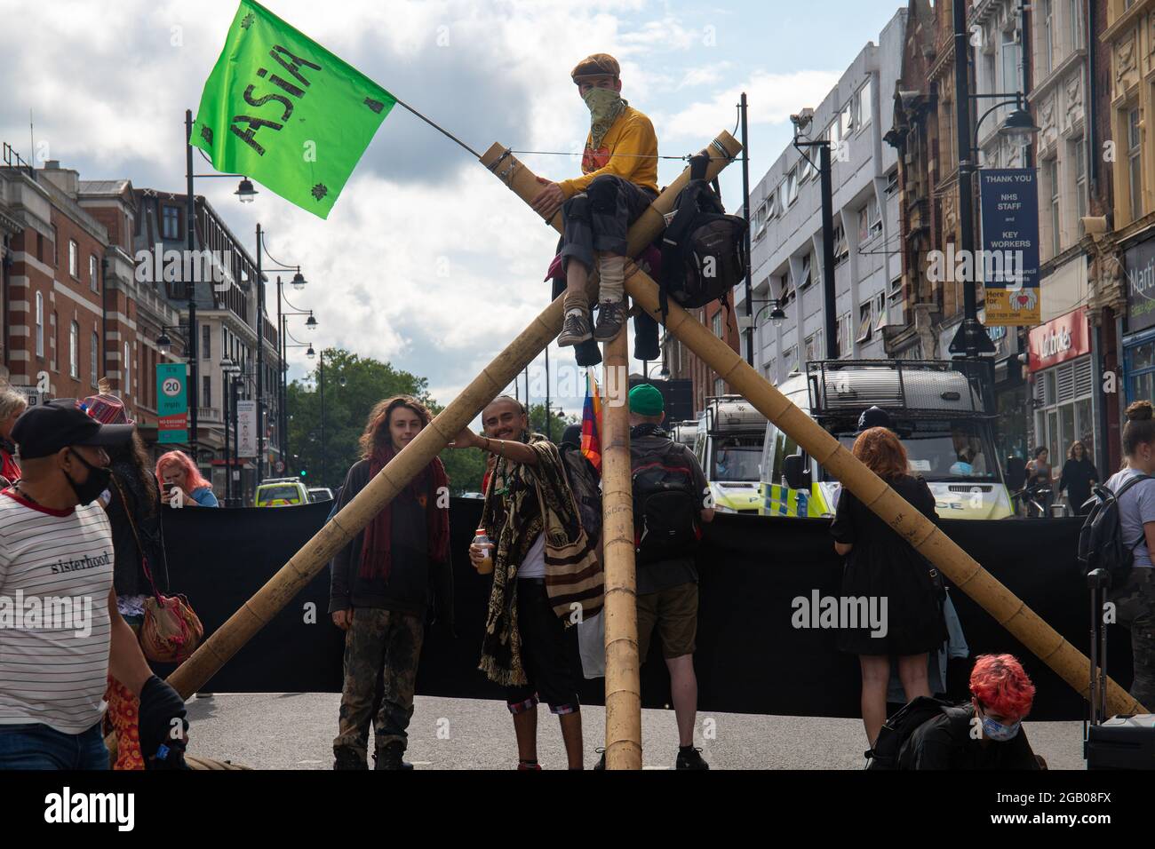 London, England, Großbritannien 1. August 2021 EINE Koalition von Demonstranten blockiert die Brixton Road hinter den Transparenten der Rebellion und der Rebellion des Aussterbens am Afriikan Emancipation Day. Kredit: Denise Laura Baker/Alamy Live Nachrichten Stockfoto