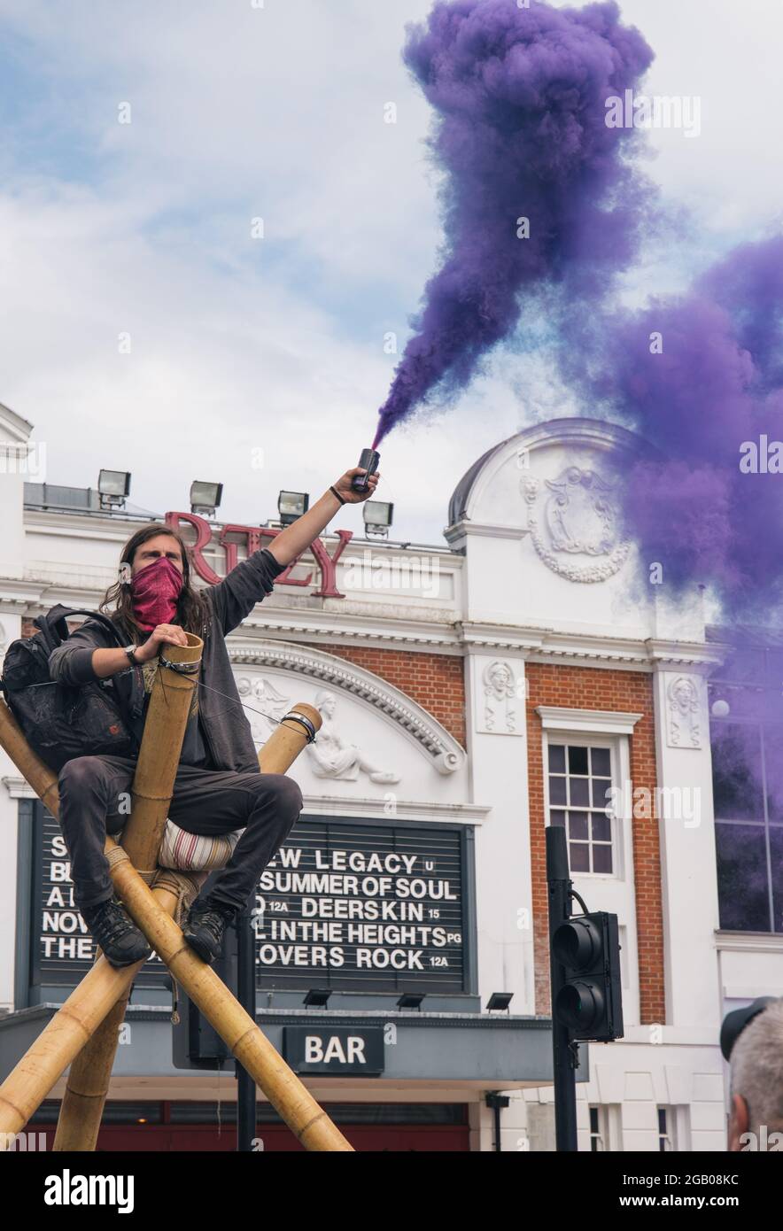 London, England, Großbritannien 1. August 2021 EINE Koalition von Demonstranten blockiert die Brixton Road hinter den Transparenten der Rebellion und der Rebellion des Aussterbens am Afriikan Emancipation Day. Kredit: Denise Laura Baker/Alamy Live Nachrichten Stockfoto