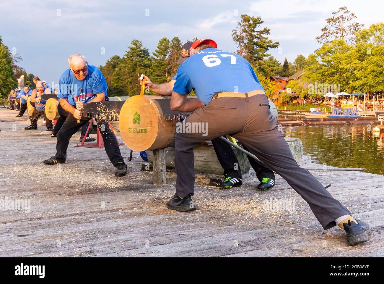 Hayward, USA. August 2021. Die Teilnehmer verwenden Kappsägen, um während der 61. Lumberjack World Championships in Hayward, Wisconsin, USA, am 31. Juli 2021 Holz zu schneiden. Bei den Meisterschaften, die hier ausgetragen wurden, wurden Holzfäller und Holzfäller vorgestellt, die beim Sägen, Hacken, Schnellklettern, Holzrollen und Auslegerlauf gegeneinander antreten. Quelle: Joel Lerner/Xinhua/Alamy Live News Stockfoto