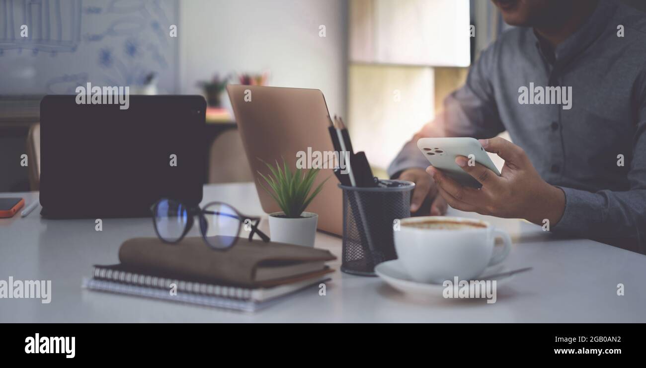 Ein Geschäftsmann vervollständigt KYC mithilfe eines Online-Banking-Programms, um ein digitales Sparkonto zu eröffnen. Die Definition von Cyber-Sicherheit. Stockfoto