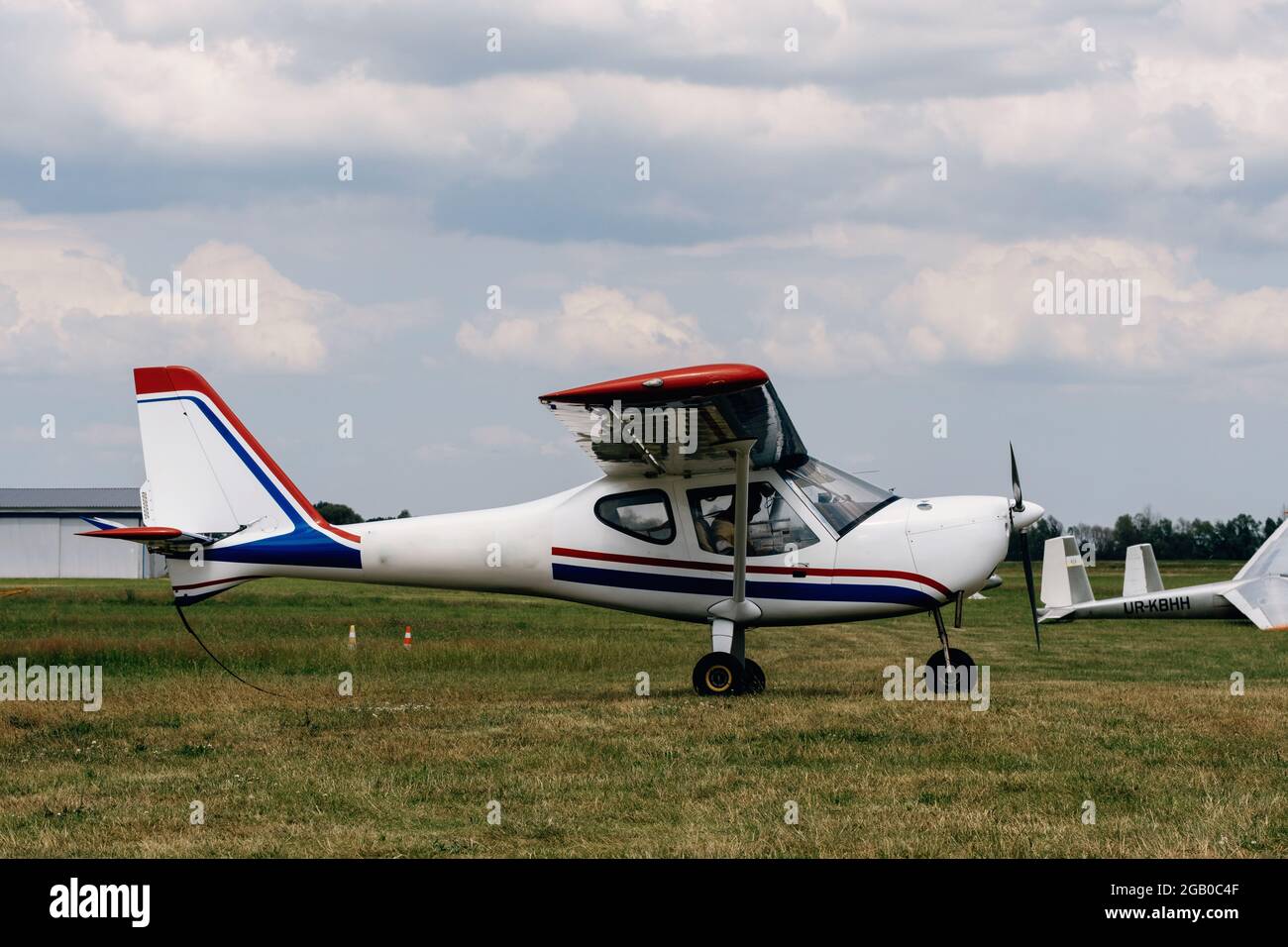 Flugzeug auf dem Flugplatz wartet darauf, in die Luft zu gehen. Konventionell ausgelegtes, einmotorige, hochflügelige Leichtflugzeug mit Platz für zwei Passagiere Stockfoto