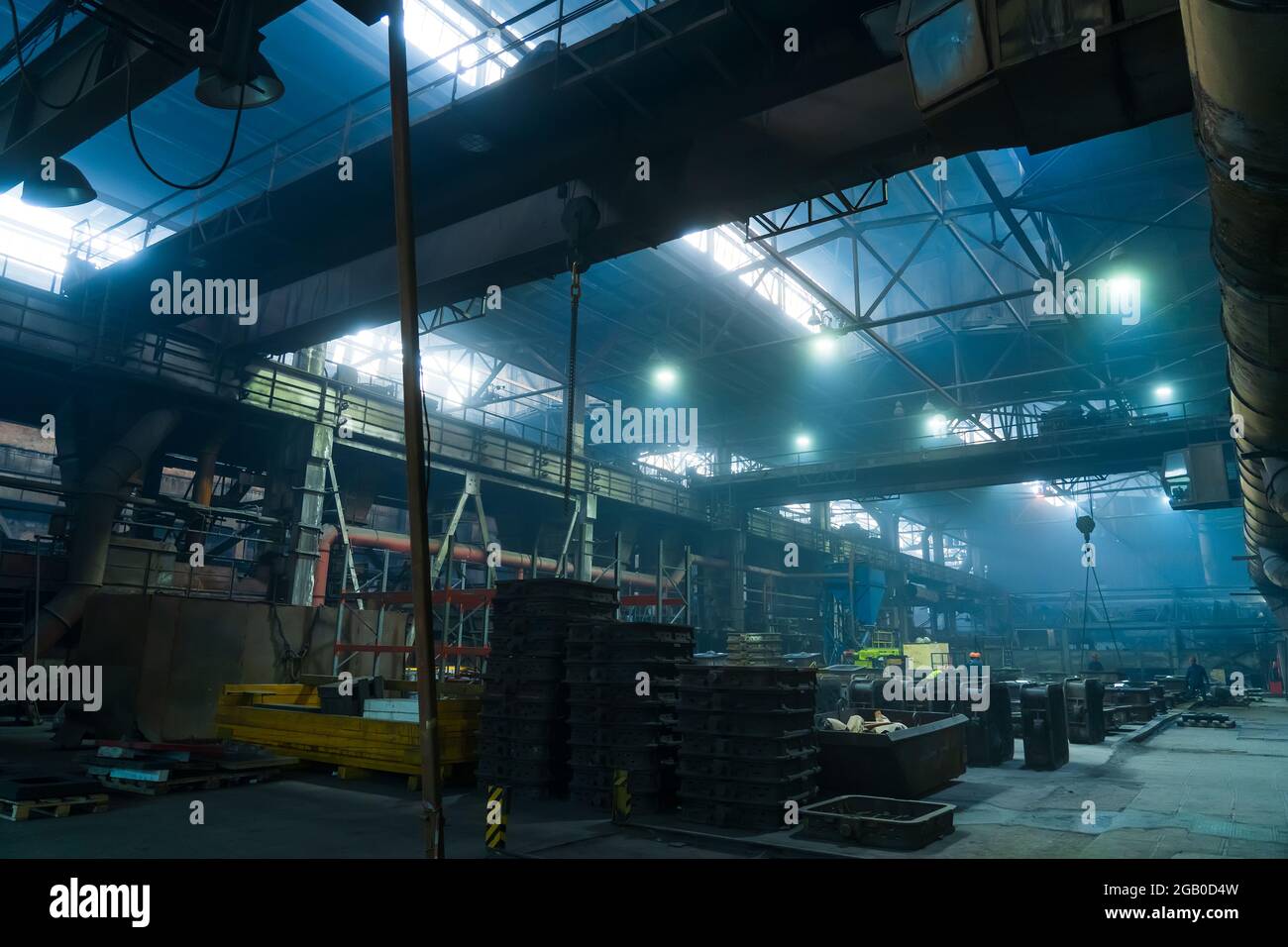 Schwerindustrie Industriewerkstatt oder Lager in metallurgischen Fabrik in Blautönen. Stockfoto