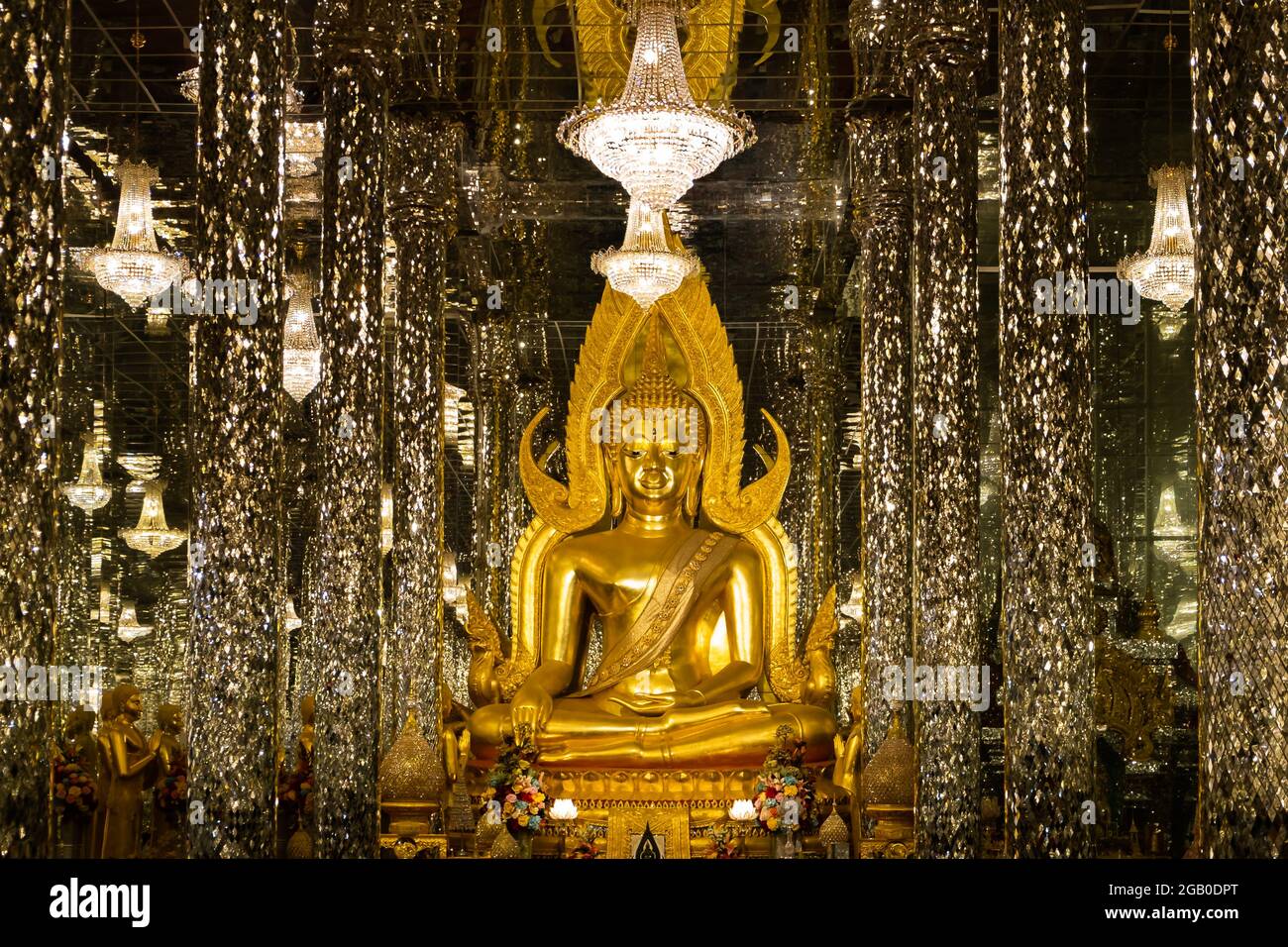 Uthai Thani, Thailand - 12. Januar 2019: Blick auf Wat Tha Sung oder Wat Chantaram, auch bekannt als Glastempel in Uthai Thani, Thailand. Stockfoto