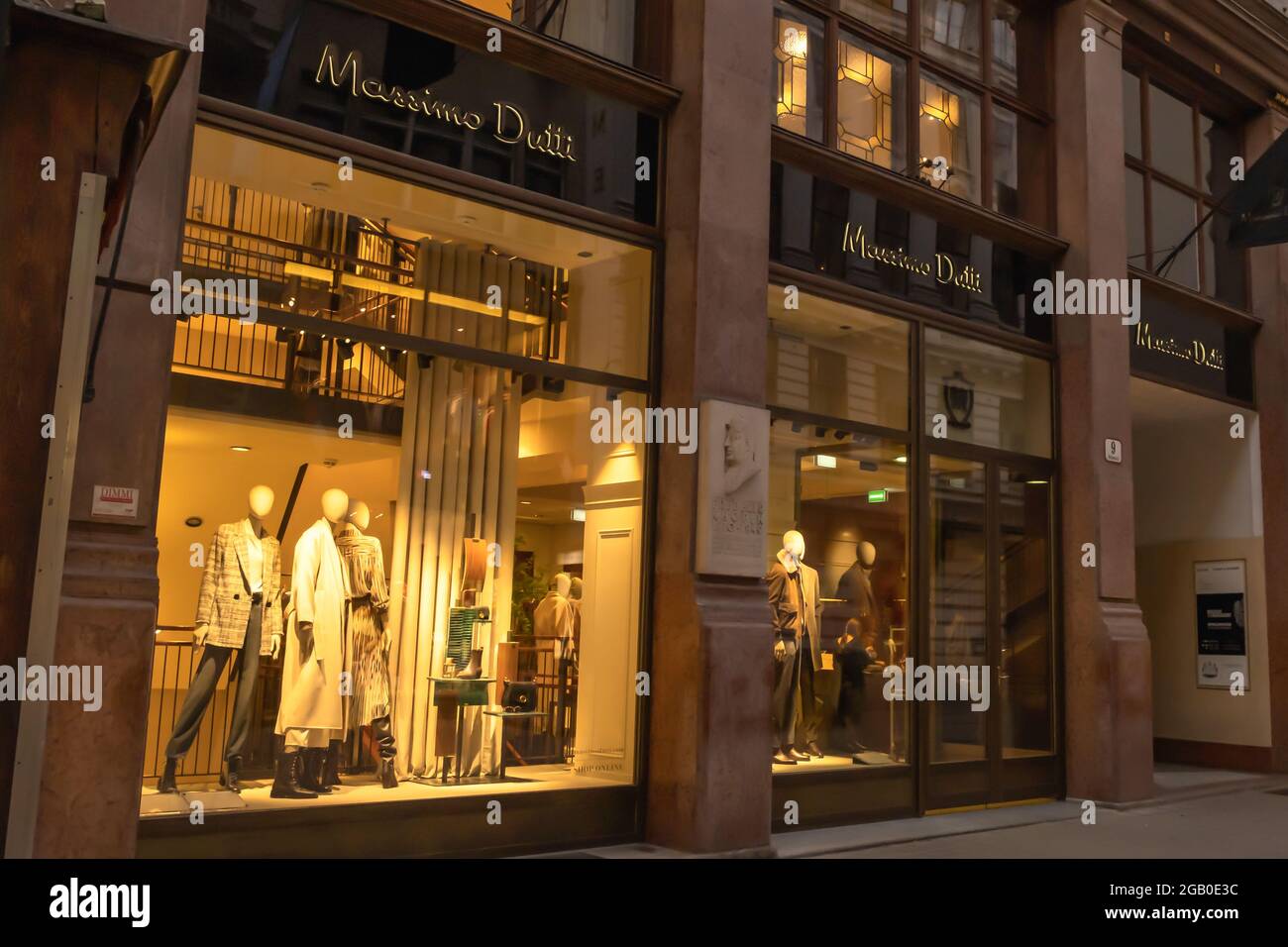 Wien, Österreich - 10. Oktober 2019: Ansicht des Frontladens Massimo Dutti,  eines spanischen Bekleidungsherstellers, das zur Inditex-Gruppe gehört, in  Stockfotografie - Alamy