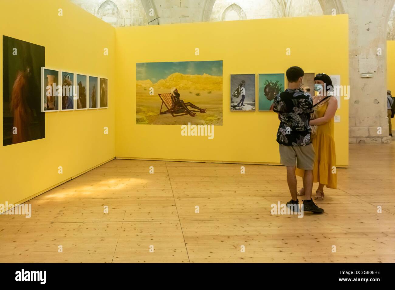 Arles, Frankreich, zwei Touristen besuchen zeitgenössische Fotoausstellung, Kunstgalerie, „die neue schwarze Avantgarde“ in der alten Kirche, Eglise Saint-Anne, jährliches Fotofestival „Les Rencontre d'Arles“ Stockfoto