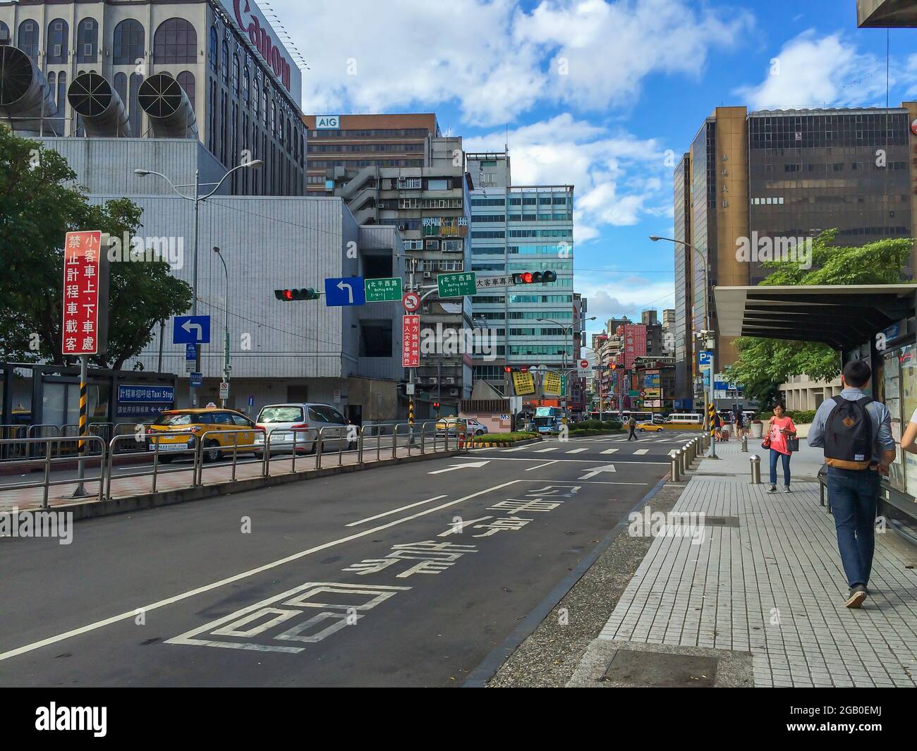 Taipei, Taiwan - 6. Juli 2015: Blick auf den Straßenverkehr und die Gebäude in der Hauptstadt Taipei, Taiwan Stockfoto
