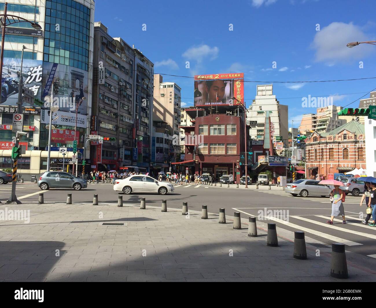 Taipei, Taiwan - 6. Juli 2015: Blick auf den Straßenverkehr und die Gebäude in der Hauptstadt Taipei, Taiwan Stockfoto