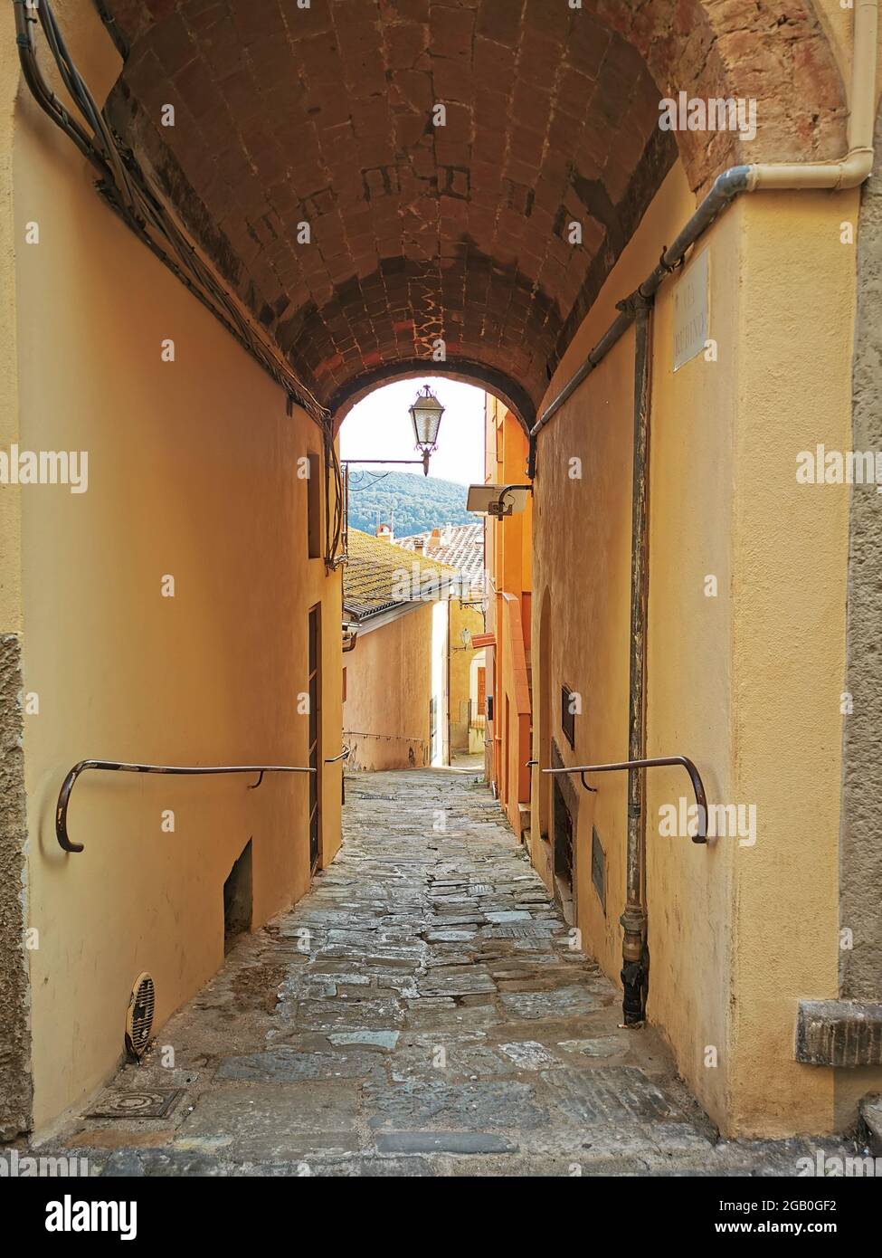 Treppen in einer kleinen und malerischen Gasse im historischen Zentrum von Castagneto Carducci, Toskana Region, Italien Stockfoto