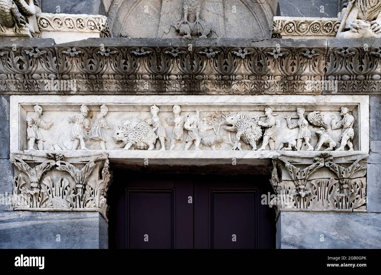 Bas-Relief auf dem Portal des linken Querschiffs der romanischen 'Pieve di San Giovanni' (Kirche des heiligen Johannes) in Campiglia Marittima, Toskana, Italien Stockfoto