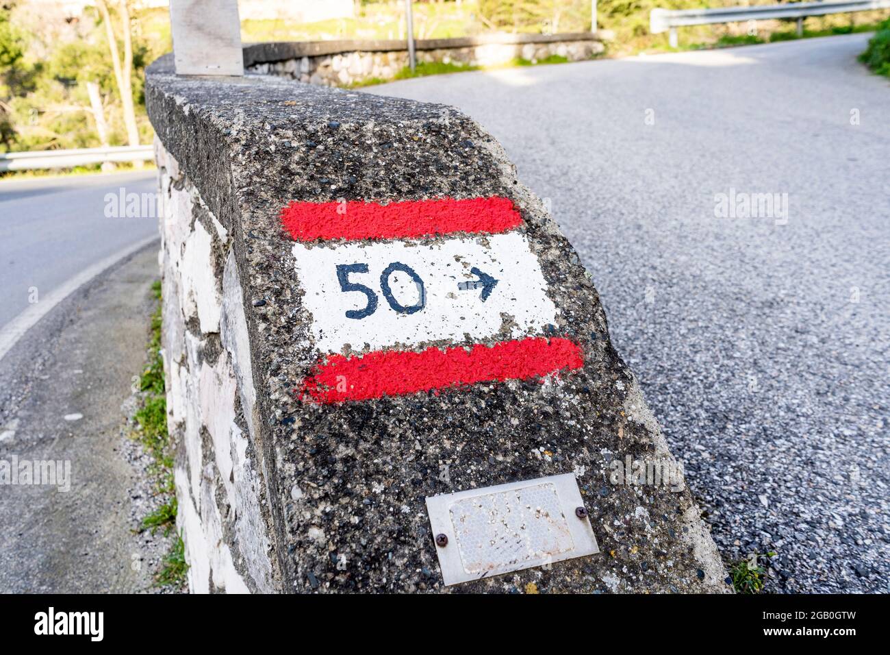 Rote und weiße Markierung, Wegweiser des Club Alpino Italiano, in der Via di Campiglia Vecchia, Campiglia Marittima, Toskana, Italien Stockfoto