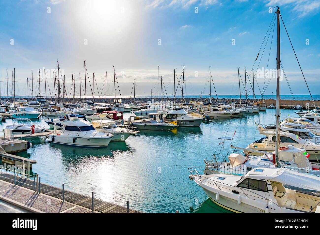 Der Hafen und die Marina von San Vincenzo mit festfahrenden Booten in San Vincenzo, Provinz Livorno, Toskana Region, Italien Stockfoto