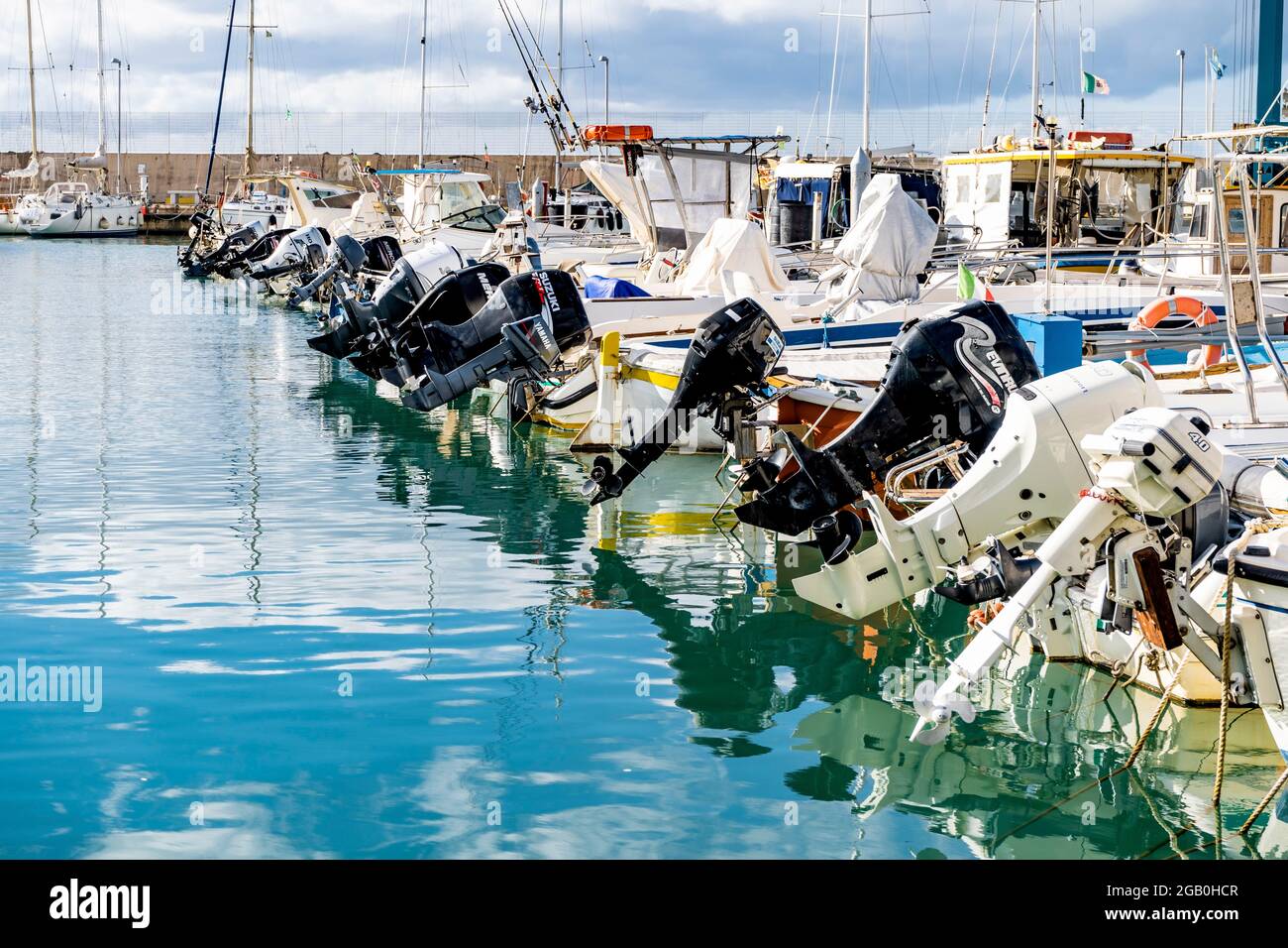Der Hafen und die Marina von San Vincenzo mit festfahrenden Booten in San Vincenzo, Provinz Livorno, Toskana Region, Italien Stockfoto