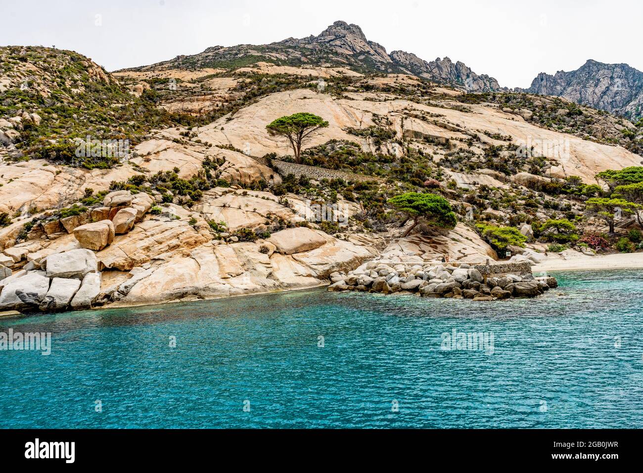 Granitfelsen in der Cala Maestra auf der Insel Montecristo, im Tyrrhenischen Meer und Teil des toskanischen Archipels. Stockfoto