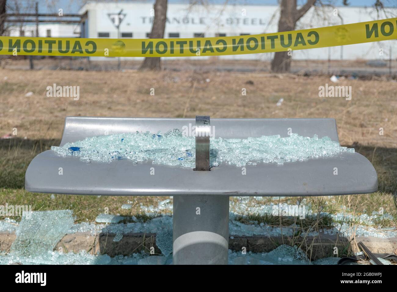 Bushaltestellen mit zerschmetertem Glas auf dem Stuhl Stockfoto