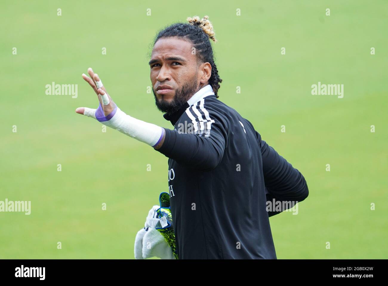 Orlando, Florida, USA, 17. April 2021, Orlando City SC Torwart Pedro Gallese #1 Welle an die Fans, als er das Stadion für Aufwärmungen im Exploria Stadium in Orlando Florida, USA, begibt (Bildnachweis: Marty Jean-Louis) Stockfoto