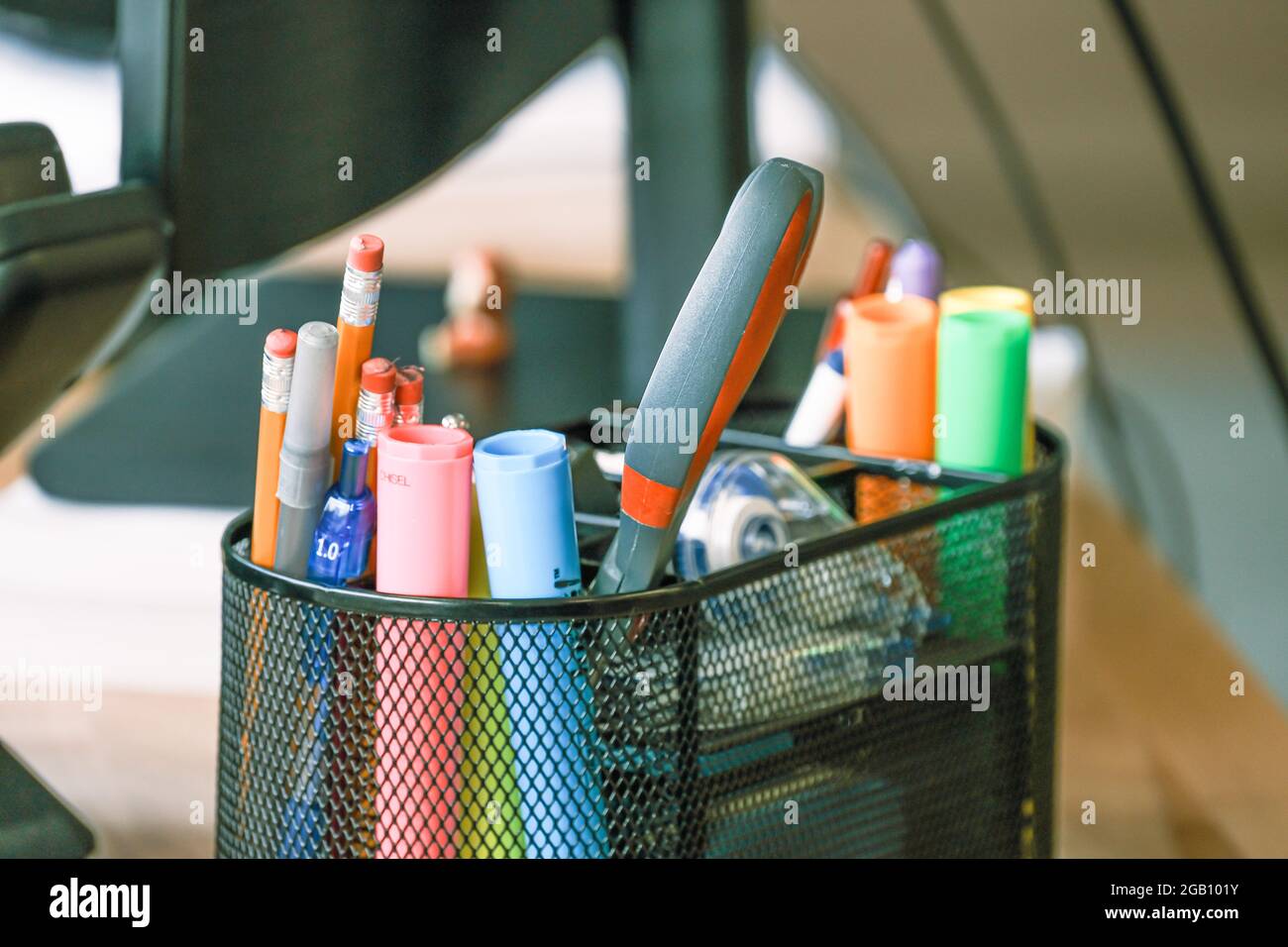 Office Stifthalter gefüllt mit verschiedenen Papeterie für die Arbeit Stockfoto