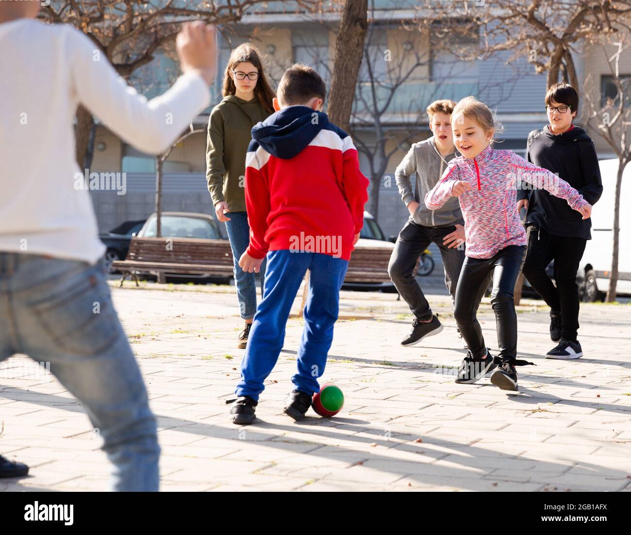 Kinder spielen Fußball mit Ball Stockfoto