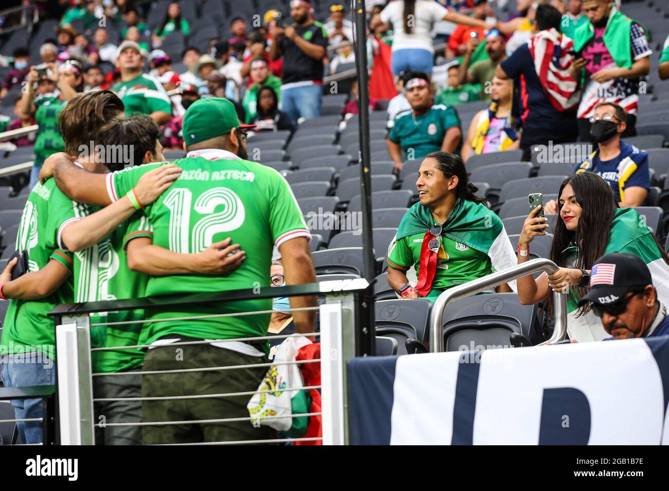 1. August 2021: Mexiko-Fans posieren für ein kurzes Foto vor dem Start des CONCACAF Gold Cup 2021 Finals mit den Vereinigten Staaten und Mexiko im Allegiant Stadium in Las Vegas, NV. Christopher Trim/CSM. Stockfoto