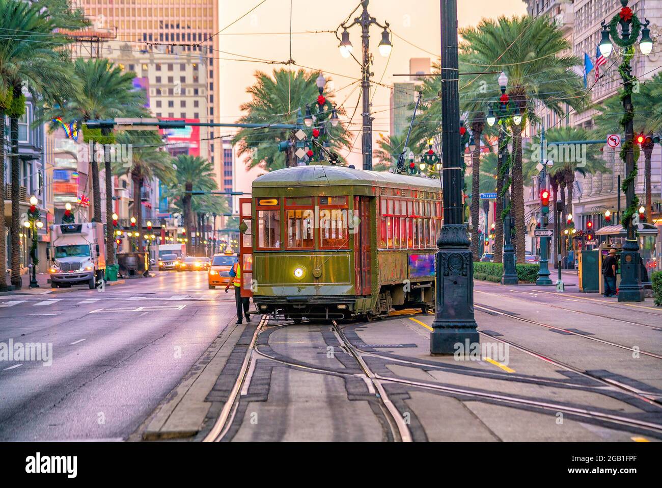 Straßenbahn in der Innenstadt von New Orleans, USA bei Dämmerung Stockfoto